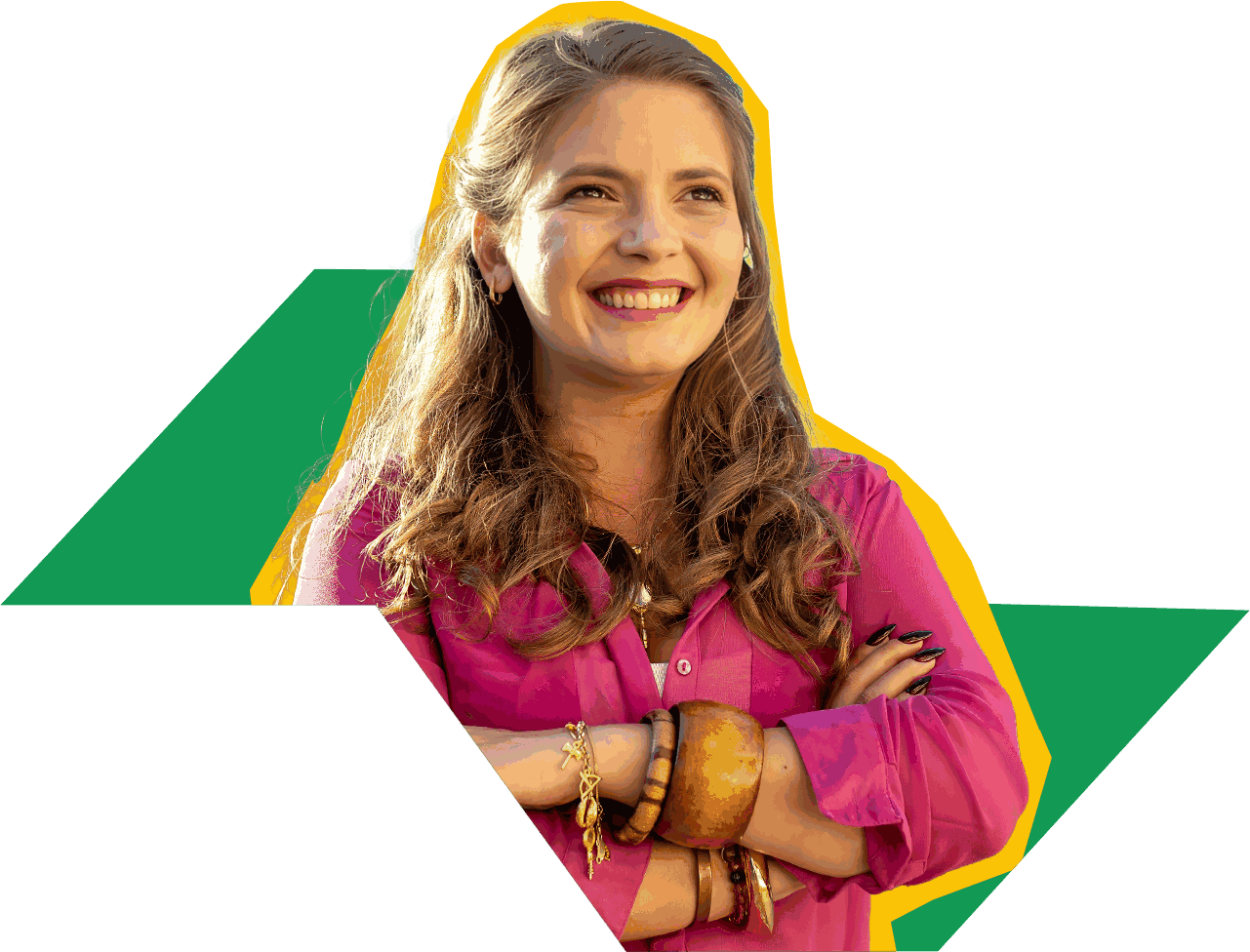 Carol Simon sorrindo, de braços cruzados